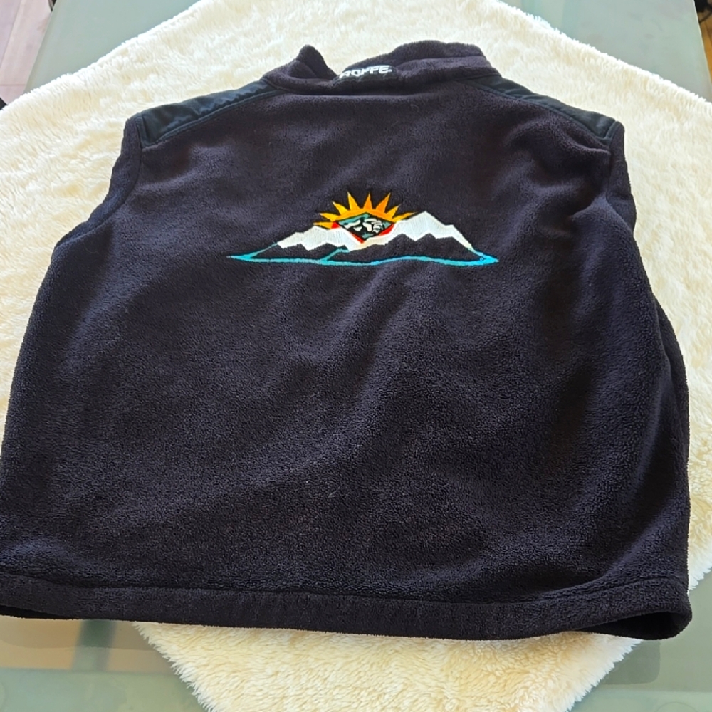 Black Roffe Fleece Vest with Mountain Embroidery